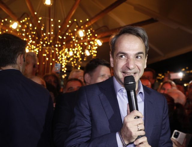 [359457] ΣΥΝΑΝΤΗΣΗ ΤΟΥ ΠΡΩΘΥΠΟΥΡΓΟΥ ΚΥΡ. ΜΗΤΣΟΤΑΚΗ ΜΕ ΠΟΛΙΤΕΣ ΣΤΟ ΠΕΡΙΣΤΕΡΙ (ΓΙΩΡΓΟΣ ΚΟΝΤΑΡΙΝΗΣ/EUROKINISSI)