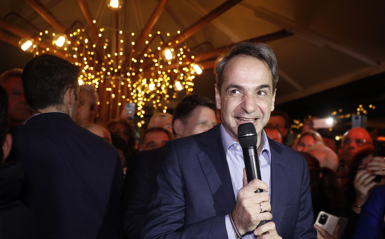 [359457] ΣΥΝΑΝΤΗΣΗ ΤΟΥ ΠΡΩΘΥΠΟΥΡΓΟΥ ΚΥΡ. ΜΗΤΣΟΤΑΚΗ ΜΕ ΠΟΛΙΤΕΣ ΣΤΟ ΠΕΡΙΣΤΕΡΙ (ΓΙΩΡΓΟΣ ΚΟΝΤΑΡΙΝΗΣ/EUROKINISSI)