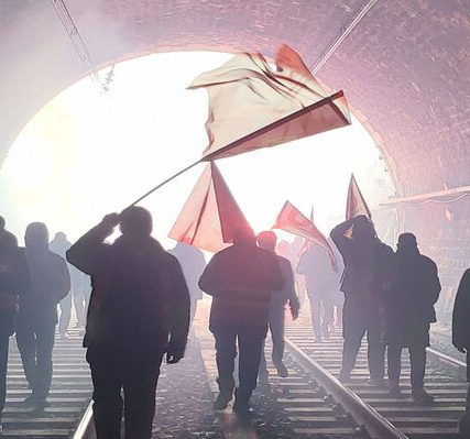 france-workers-tunnel-01