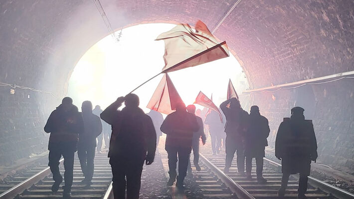 france-workers-tunnel-01