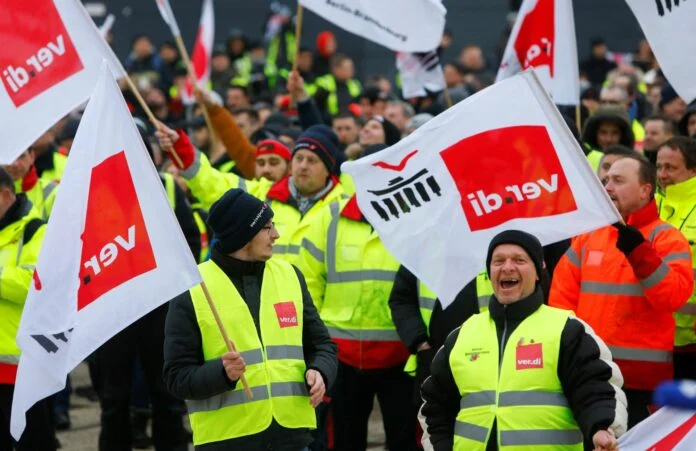 2023-01-25T091620Z_703440138_RC2LXY98VTV5_RTRMADP_3_GERMANY-UNIONS-AIRPORT-STRIKE-696×451