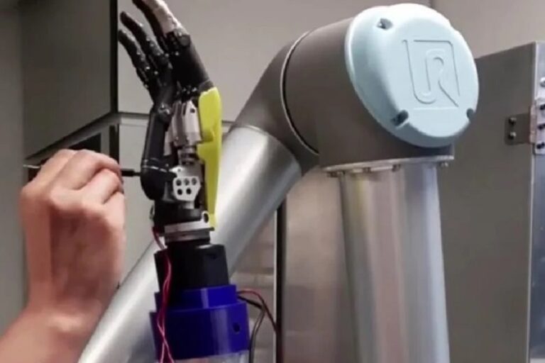 robot-768×512