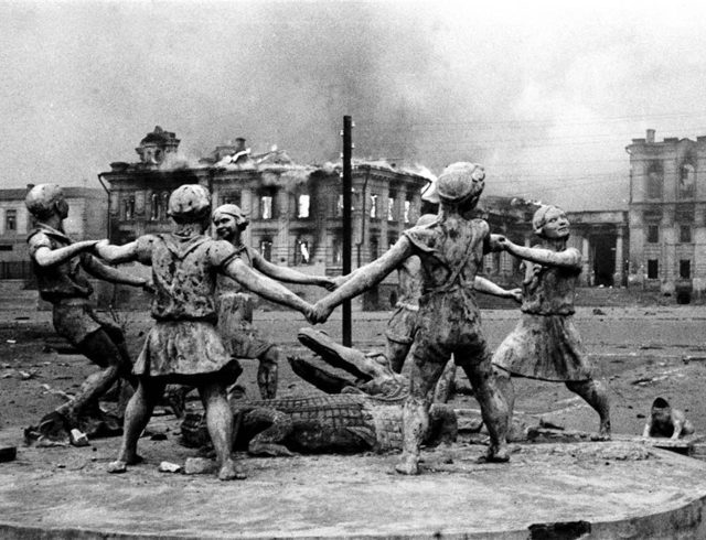 Statue in the center of Stalingrad after Nazi air strikes, 1942