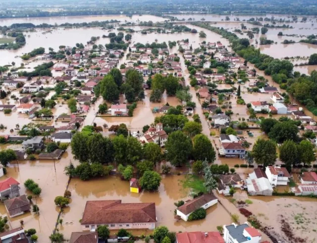 quotbivliki-katastrofiquot-stin-karditsa-olonykhtia-makhi-pirosve