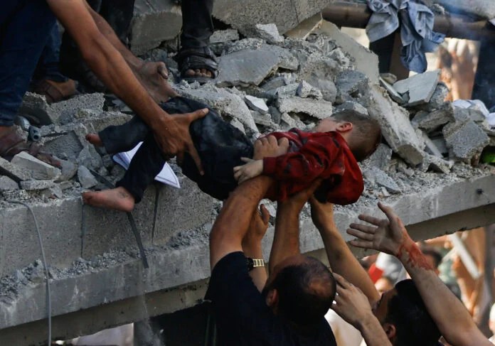 gaza_boy_ruins