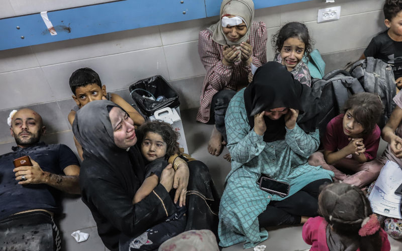 Gaza City, Palestinian Territories. 17th Oct, 2023. Injured Palestinians wait to receive medical attention at al-Shifa hospital, following an Israeli shelling on the Ahli Arab hospital in Gaza City. According to the Gaza Health Ministry, hundreds of peopl