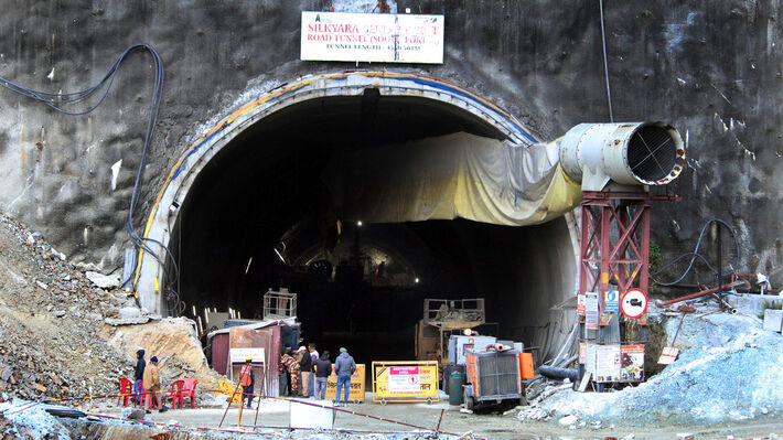 india_tunnel_collapse_01