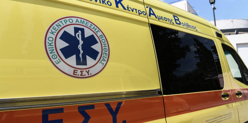 [360709] ΤΕΛΕΤΗ ΠΑΡΑΔΟΣΗΣ ΕΞΙ ΑΣΘΕΝΟΦΟΡΩΝ ΣΤΟ ΕΚΑΒ ΑΠΟ ΤΟ ΥΠΟΥΡΓΕΙΟ ΟΙΚΟΝΟΜΙΚΩΝ(ΤΑΤΙΑΝΑ ΜΠΟΛΑΡΗ/EUROKINISSI)
