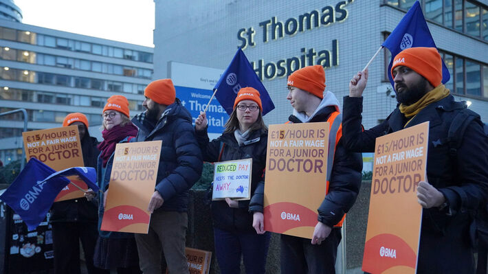 britain_doctors_strike-03