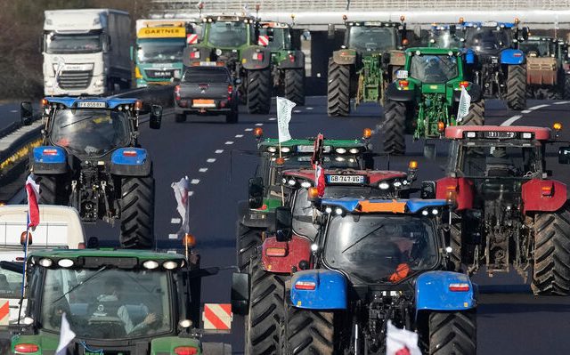 france_farmer_protests-02