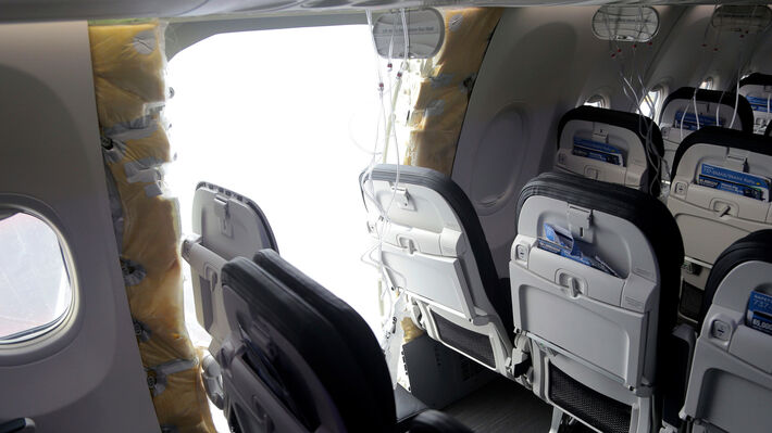 oregon_boeing_plane_emergency_landing_03