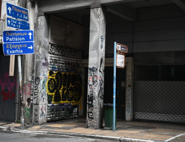 [367565] ΝΕΚΡΟ ΕΜΒΡΥΟ ΒΡΕΘΗΚΕ ΣΕ ΑΠΟΧΕΤΕΥΣΗ ΚΤΗΡΙΟΥ ΣΤΑ ΕΞΑΡΧΕΙΑ (ΚΩΣΤΑΣ ΤΖΟΥΜΑΣ/EUROKINISSI)