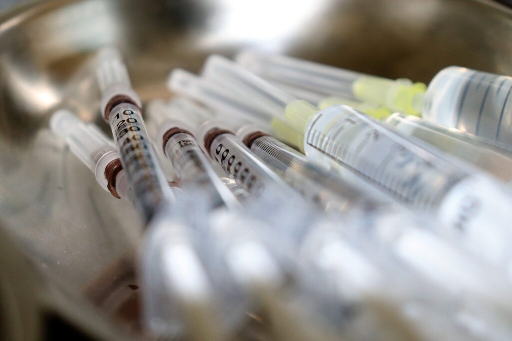 syringes-5057119_1280-1024×682