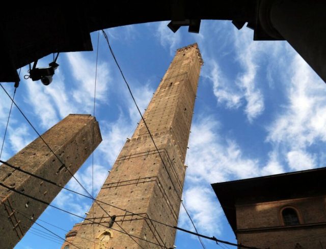 Bologna-le-due-Torri-transenn-2048×1365-1-1024×683
