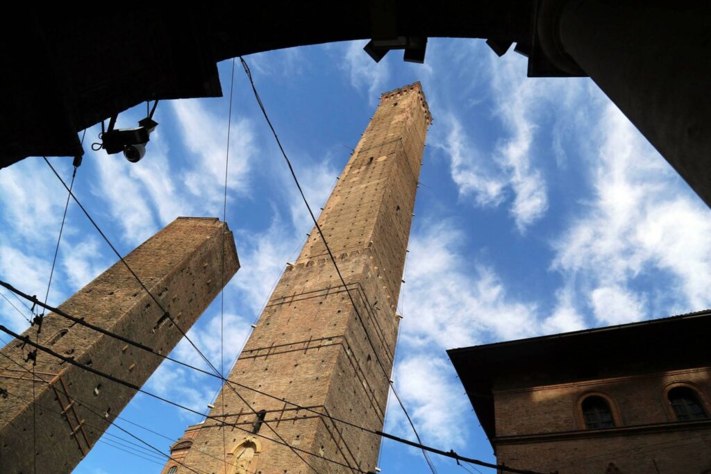 Bologna-le-due-Torri-transenn-2048×1365-1-1024×683