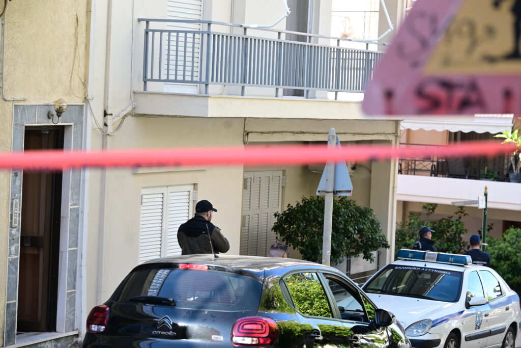 [368713] ΜΗΤΕΡΑ ΚΑΙ ΓΙΟΣ ΒΡΕΘΗΚΑΝ ΝΕΚΡΟΙ ΣΕ ΔΙΑΜΕΡΙΣΜΑ ΣΤΗΝ ΗΛΙΟΥΠΟΛΗ (ΤΑΤΙΑΝΑ ΜΠΟΛΑΡΗ/EUROKINISSI)