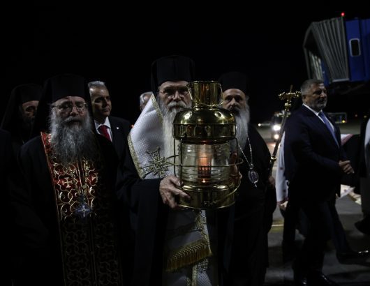 arrival; Athens; belief; Christ; Christian; Christianity; easter; Easter Eve; Eleytherios Venizelos Airport; faith; Good Saturday; Greece; Holy Light; Holy Saturday; Holy Week; Jesus Christ; orthodox; Pascha; religion; Resurrection of Jesus; Άγιο Φως; Αεροδρόμιο Ελευθέριος Βενιζέλος; Αθήνα; Ανάσταση; Θρησκεία; Μεγάλη Εβδομάδα; Μεγάλο Σάββατο; Ορθοδοξία; Πάσχα; Χριστιανισμός; Χριστός; άφιξη; πίστη;