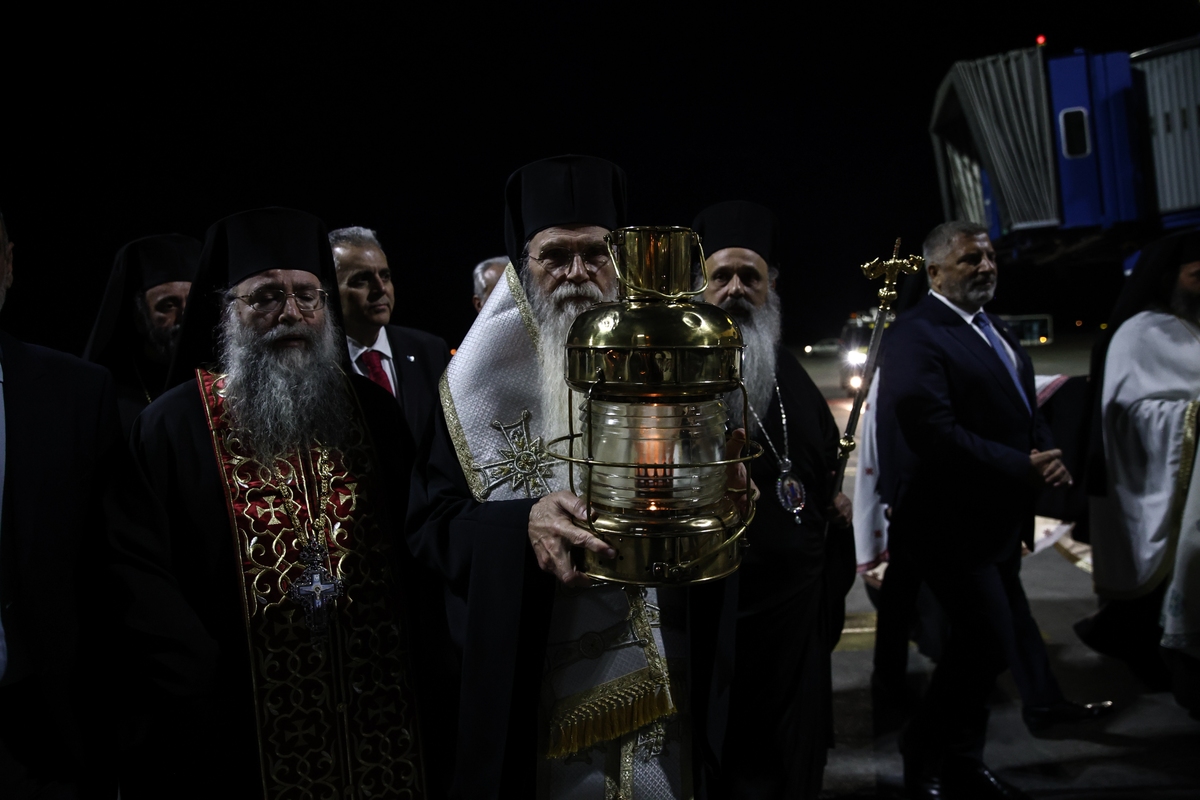 arrival; Athens; belief; Christ; Christian; Christianity; easter; Easter Eve; Eleytherios Venizelos Airport; faith; Good Saturday; Greece; Holy Light; Holy Saturday; Holy Week; Jesus Christ; orthodox; Pascha; religion; Resurrection of Jesus; Άγιο Φως; Αεροδρόμιο Ελευθέριος Βενιζέλος; Αθήνα; Ανάσταση; Θρησκεία; Μεγάλη Εβδομάδα; Μεγάλο Σάββατο; Ορθοδοξία; Πάσχα; Χριστιανισμός; Χριστός; άφιξη; πίστη;