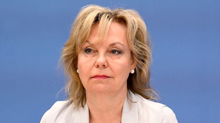 germany_education_secretary_resignation_01
