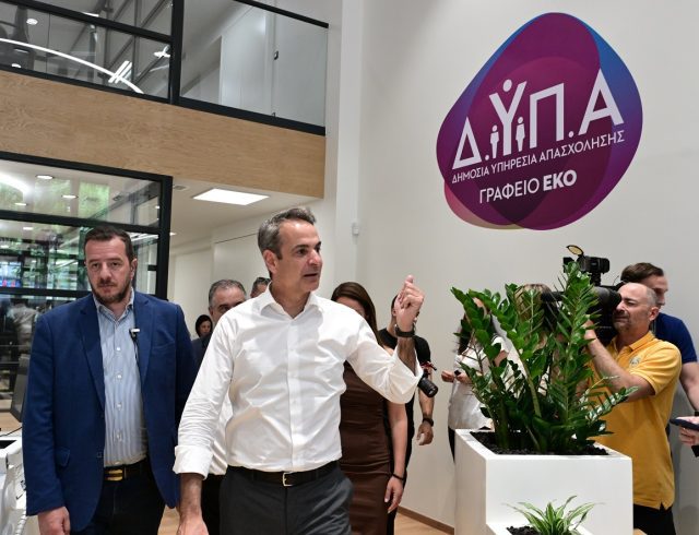 [369866] ΕΠΙΣΚΕΨΗ ΤΟΥ ΠΡΩΘΥΠΟΥΡΓΟΥ ΚΥΡΙΑΚΟΥ ΜΗΤΣΟΤΑΚΗ ΣΤΟ ΓΡΑΦΕΙΟ ΕΙΔΙΚΩΝ ΚΟΙΝΩΝΙΚΩΝ ΟΜΑΔΩΝ ΤΗΣ ΔΗΜΟΣΙΑ ΥΠΗΡΕΣΙΑΣ ΑΠΑΣΧΟΛΗΣΗΣ ΣΤΗΝ ΑΘΗΝΑ  (ΤΑΤΙΑΝΑ ΜΠΟΛΑΡΗ/EUROKINISSI)