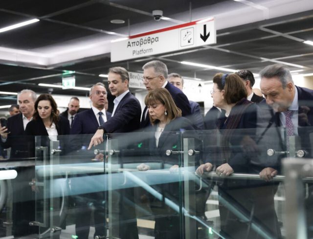 [373830] ΞΕΝΑΓΗΣΗ ΤΗΣ ΠτΔ ΚΑΤΕΡΙΝΑΣ ΣΑΚΕΛΛΑΡΟΠΟΥΛΟΥ ΚΑΙ ΤΟΥ ΠΡΩΘΥΠΟΥΡΓΟΥ ΚΥΡΙΑΚΟΥ ΜΗΤΣΟΤΑΚΗ ΣΤΟΝ ΑΡΧΑΙΟΛΟΓΙΚΟ ΧΩΡΟ ΚΑΙ ΤΑ ΕΥΡΗΜΑΤΑ ΤΩΝ ΑΝΑΣΚΑΦΩΝ ΤΟΥ ΣΤΑΘΜΟΥ ΒΕΝΙΖΕΛΟΥ ΤΟΥ ΜΕΤΡΟ ΘΕΣΣΑΛΟΝΙΚΗΣ   (ΘΟΔΩΡΗΣ ΜΑΝΩΛΟΠΟΥΛΟΣ/ΓΡΑΦΕΙΟ ΤΥΠΟΥ ΠΡΟΕΔΡΙΑΣ ΤΗΣ ΔΗΜΟΚΡΑΤΙΑΣ/EUROKINISSI)