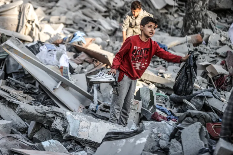 gaza_ruins_child