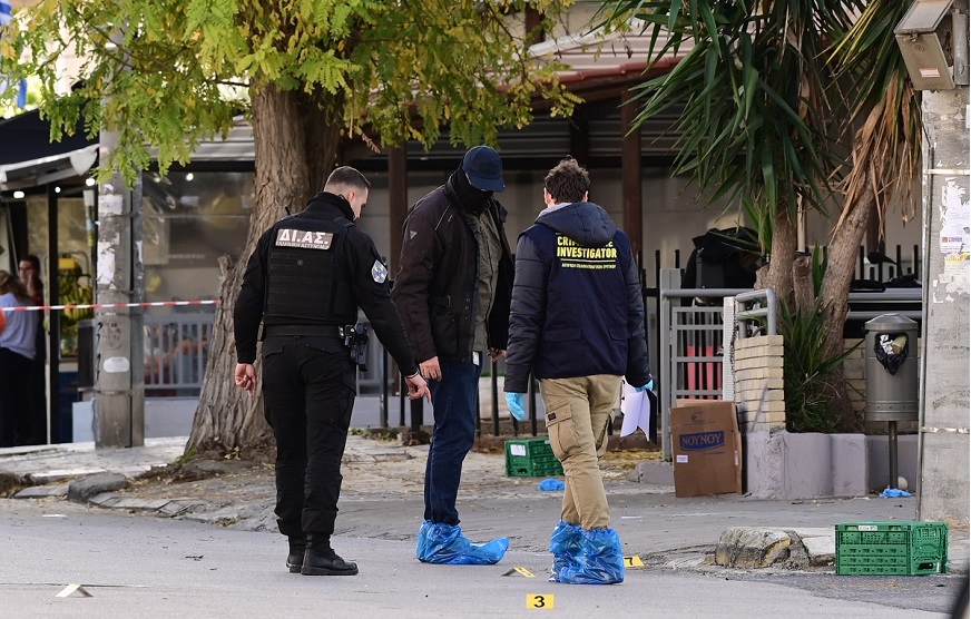[374139] ΔΥΟ ΝΕΚΡΟΙ ΚΑΙ ΕΝΑΣ ΤΡΑΥΜΑΤΙΑΣ ΑΠΟ ΠΥΡΟΒΟΛΙΣΜΟΥΣ ΣΤΗΝ ΓΛΥΦΑΔΑ   (ΜΙΧΑΛΗΣ ΚΑΡΑΓΙΑΝΝΗΣ/EUROKINISSI)