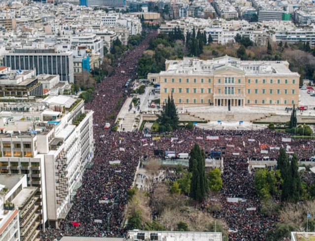 [376095] ΠΑΝΟΡΑΜΙΚΕΣ ΦΩΤΟΓΡΑΦΙΕΣ ΑΠΟ ΤΗΝ ΑΠΕΡΓΙΑΚΗ ΣΥΓΚΕΝΤΡΩΣΗ ΣΤΗΝ ΑΘΗΝΑ ΓΙΑ ΤΗΝ ΣΥΜΠΛΗΡΩΣΗ ΔΥΟ ΧΡΟΝΩΝ ΑΠΟ ΤΟ ΣΙΔΗΡΟΔΡΟΜΙΚΟ ΔΥΣΤΥΧΗΜΑ ΤΩΝ ΤΕΜΠΩΝ / / ΛΗΨΗ ΣΤΙΣ 12.15 Π.Μ. (EUROKINISSI)