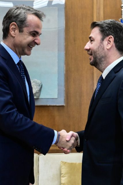 [373991] ΣΥΝΑΝΤΗΣΗ ΤΟΥ ΠΡΩΘΥΠΟΥΡΓΟΥ ΚΥΡΙΑΚΟΥ ΜΗΤΣΟΤΑΚΗ ΜΕ ΤΟΝ ΠΡΟΕΔΡΟ ΤΟΥ ΠΑΣΟΚ-ΚΙΝΗΜΑΤΟΣ ΑΛΛΑΓΗΣ ΝΙΚΟ ΑΝΔΡΟΥΛΑΚΗ (ΤΑΤΙΑΝΑ ΜΠΟΛΑΡΗ/EUROKINISSI)