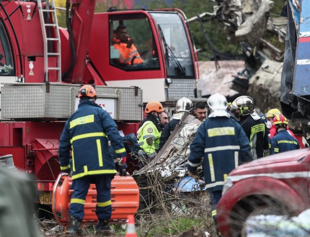 ΣΥΝΕΧΙΖΟΝΤΑΙ ΟΙ ΕΡΕΥΝΕΣ ΤΩΝ ΣΩΣΤΙΚΩΝ ΣΥΝΕΡΓΕΙΩΝ ΓΙΑ ΤΟΥΣ ΑΓΝΟΟΥΜΕΝΟΥΣ ΣΤΟ ΠΟΛΥΝΕΚΡΟ ΣΙΔΗΡΟΔΡΟΜΙΚΟ ΔΥΣΤΥΧΗΜΑ ΣΤΑ ΤΕΜΠΗ(ΒΑΣΙΛΗΣ ΒΕΡΒΕΡΙΔΗΣ/ΜΟΤΙΟΝΤΕΑΜ)