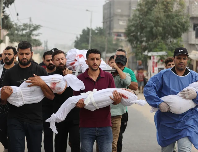 palestinian-men-carry-civilians-including-children-wrapped-in-white-cloths-killed-by-israeli-attacks-on-gaza