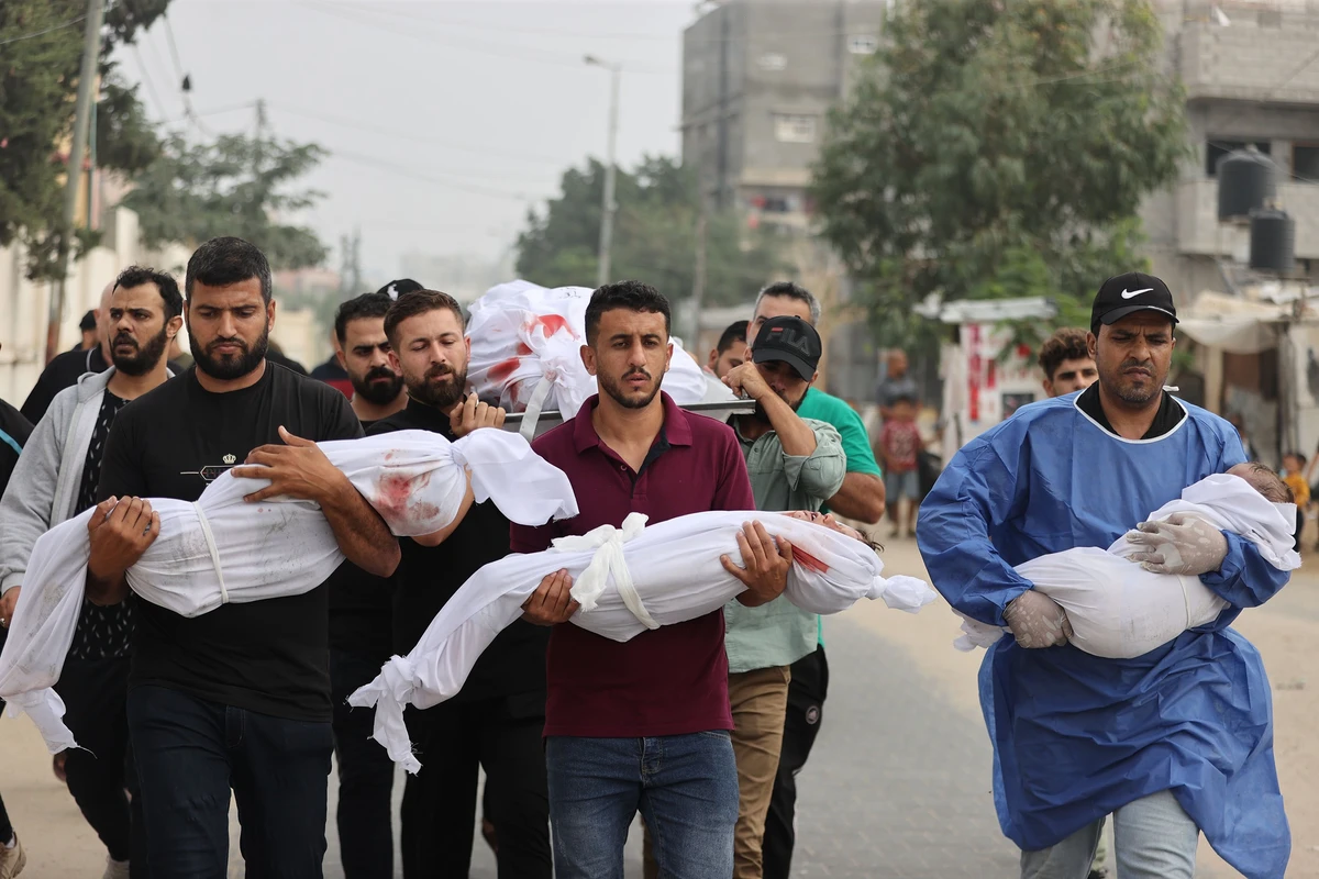 palestinian-men-carry-civilians-including-children-wrapped-in-white-cloths-killed-by-israeli-attacks-on-gaza
