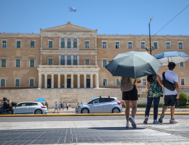 Αθήνα; κέντρο; αστικο τοπίο; Συνταγμα; καλοκαίρι; ζέστη; καύσωνας; ψηλές θερμοκρασίες; Athens; centre; urban scenery; Syntagma; summer; summertime; hot; heat; hetawave; high temperature; tourist; tourists; tourism; visit; sightseeing; arrival; protection. unmbrella; τουρίστες; τουρίστας; άφιξη; ομπρέλλα; προστασία; Βουλή;