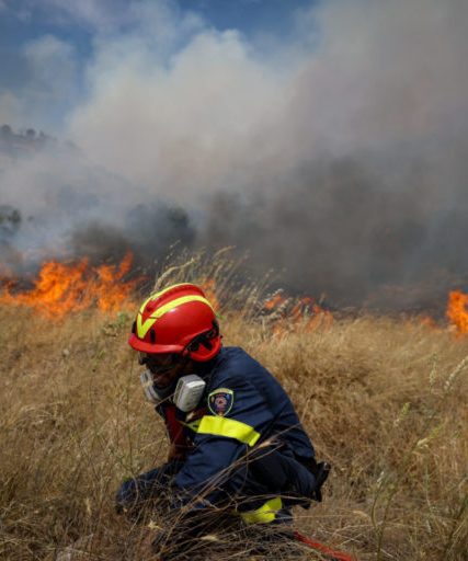 ΠΥΡΚΑΓΙΑ ΣΤΗΝ ΑΝΩ ΓΛΥΦΑΔΑ ΣΤΟΥΣ ΠΡΟΠΟΔΕΣ ΤΟΥ ΥΜΗΤΤΟΥ ΣΤΗΝ ΘΕΣΗ ΠΟΥΡΝΑΡΙ (ΒΑΣΙΛΗΣ ΡΕΜΠΑΠΗΣ/EUROKINISSI)