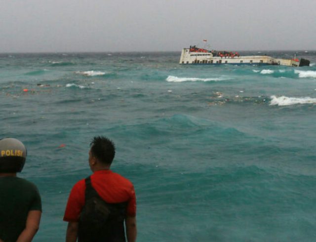 indonesia-nayagio-ferry