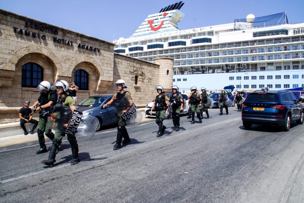 [379464] ΔΙΑΜΑΡΤΥΡΙΑ ΓΙΑ ΤΗΝ ΑΦΙΞΗ ΤΟΥ ΙΣΡΑΗΛΙΝΟΥ ΚΡΟΥΑΖΕΡΟΠΛΟΙΟΥ “CROWN IRIS” ΣΤΟ ΛΙΜΑΝΙ ΤΗΣ ΡΟΔΟΥ   (ΑΡΓΥΡΗΣ ΜΑΝΤΙΚΟΣ/EUROKINISSI)