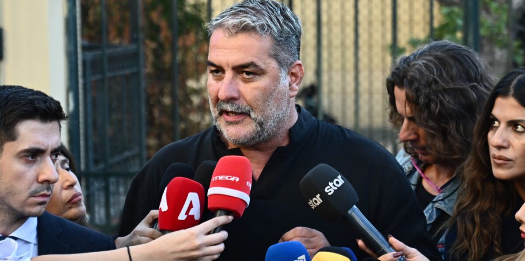 [380720] ΔΙΚΗ ΣΤΟ ΑΥΤΟΦΩΡΟ ΤΟΥ ΗΘΟΠΟΙΟΥ ΒΑΣΙΛΗ ΜΠΙΣΜΠΙΚΗ ΓΙΑ ΕΓΚΑΤΑΛΕΙΨΗ ΤΡΟΧΑΙΟΥ ΜΕ ΥΛΙΚΕΣ ΖΗΜΙΕΣ   (ΚΩΣΤΑΣ ΤΖΟΥΜΑΣ / EUROKINISSI)