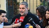 [380720] ΔΙΚΗ ΣΤΟ ΑΥΤΟΦΩΡΟ ΤΟΥ ΗΘΟΠΟΙΟΥ ΒΑΣΙΛΗ ΜΠΙΣΜΠΙΚΗ ΓΙΑ ΕΓΚΑΤΑΛΕΙΨΗ ΤΡΟΧΑΙΟΥ ΜΕ ΥΛΙΚΕΣ ΖΗΜΙΕΣ   (ΚΩΣΤΑΣ ΤΖΟΥΜΑΣ / EUROKINISSI)