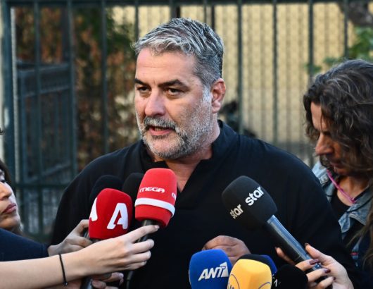 [380720] ΔΙΚΗ ΣΤΟ ΑΥΤΟΦΩΡΟ ΤΟΥ ΗΘΟΠΟΙΟΥ ΒΑΣΙΛΗ ΜΠΙΣΜΠΙΚΗ ΓΙΑ ΕΓΚΑΤΑΛΕΙΨΗ ΤΡΟΧΑΙΟΥ ΜΕ ΥΛΙΚΕΣ ΖΗΜΙΕΣ   (ΚΩΣΤΑΣ ΤΖΟΥΜΑΣ / EUROKINISSI)
