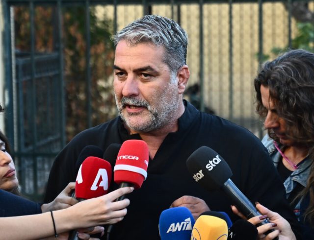 [380720] ΔΙΚΗ ΣΤΟ ΑΥΤΟΦΩΡΟ ΤΟΥ ΗΘΟΠΟΙΟΥ ΒΑΣΙΛΗ ΜΠΙΣΜΠΙΚΗ ΓΙΑ ΕΓΚΑΤΑΛΕΙΨΗ ΤΡΟΧΑΙΟΥ ΜΕ ΥΛΙΚΕΣ ΖΗΜΙΕΣ   (ΚΩΣΤΑΣ ΤΖΟΥΜΑΣ / EUROKINISSI)