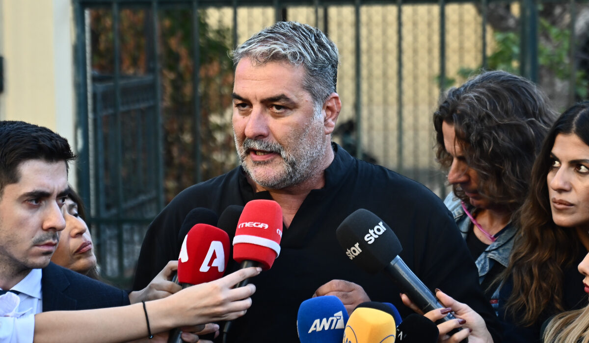 [380720] ΔΙΚΗ ΣΤΟ ΑΥΤΟΦΩΡΟ ΤΟΥ ΗΘΟΠΟΙΟΥ ΒΑΣΙΛΗ ΜΠΙΣΜΠΙΚΗ ΓΙΑ ΕΓΚΑΤΑΛΕΙΨΗ ΤΡΟΧΑΙΟΥ ΜΕ ΥΛΙΚΕΣ ΖΗΜΙΕΣ   (ΚΩΣΤΑΣ ΤΖΟΥΜΑΣ / EUROKINISSI)