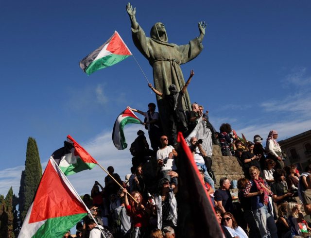 2025-10-04T145309Z_1922812140_RC225HAZF5SA_RTRMADP_5_ISRAEL-PALESTINIANS-GAZA-ITALY-1200×800