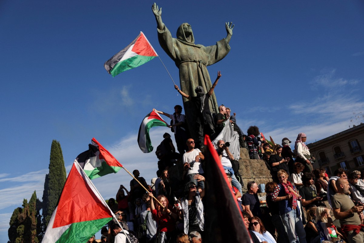 2025-10-04T145309Z_1922812140_RC225HAZF5SA_RTRMADP_5_ISRAEL-PALESTINIANS-GAZA-ITALY-1200×800