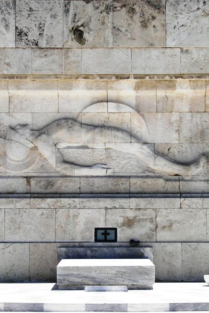 Tomb_of_Unknown_at_Syntagma_Square_in_Athens