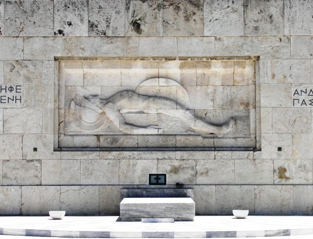 Tomb_of_Unknown_at_Syntagma_Square_in_Athens