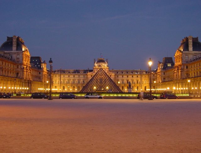 louvre-at-night-centered