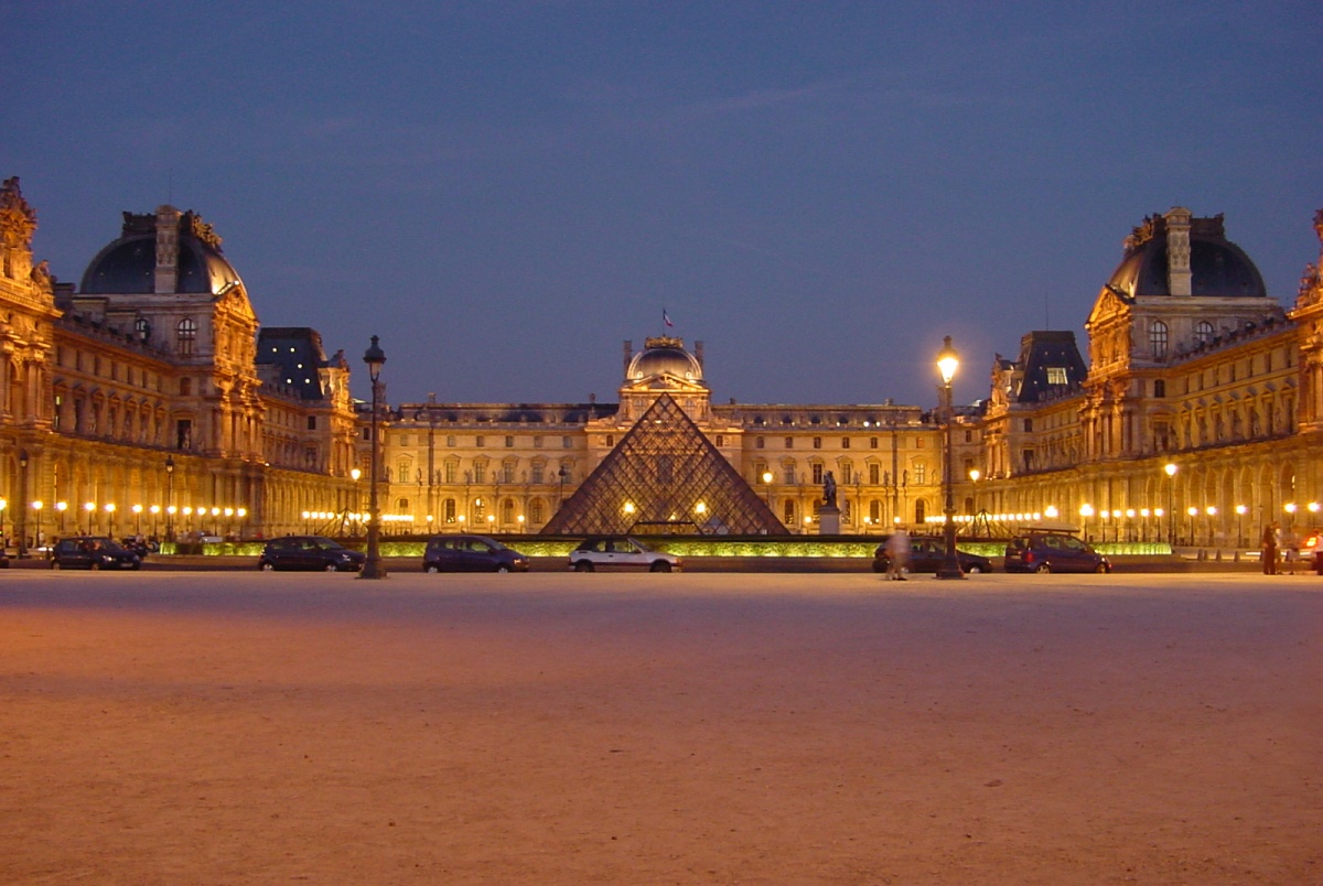 louvre-at-night-centered