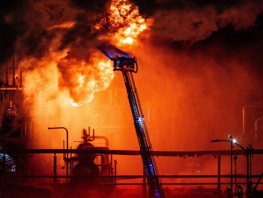 oil-refinery-fire-la