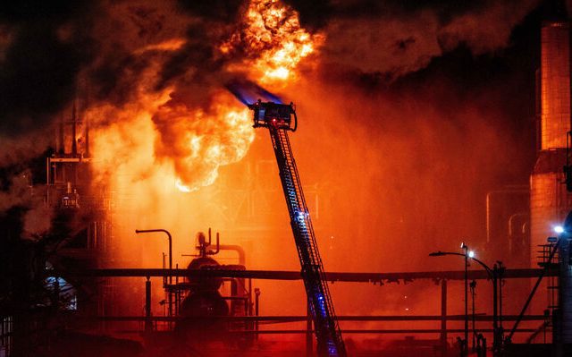 oil-refinery-fire-la