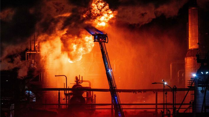 oil-refinery-fire-la